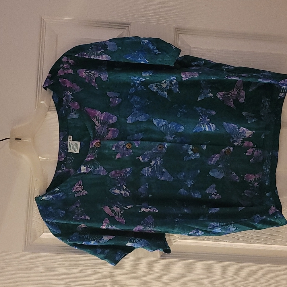 Peaceful People beach shirt.